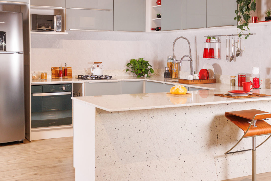 Com Bancada Estendida para Refeições Rápidas: Praticidade e Convivência - inspiração