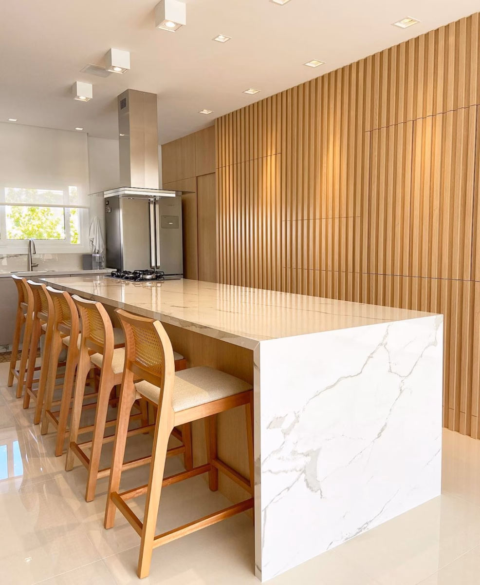 Cozinha Planejada com Ilha e Painel de Madeira Ripada - ideia