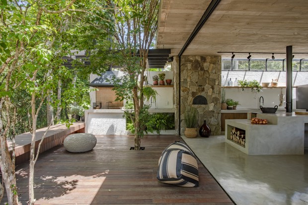 Conectando a Natureza: Deck de Madeira e Paisagismo Integrado - inspiração