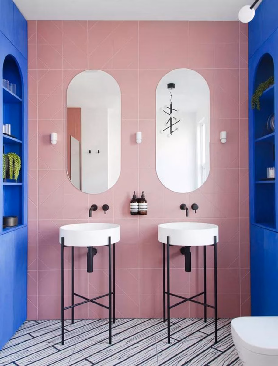 Banheiro Moderno com Adesivos Geométricos e Cores Vibrantes - ideia