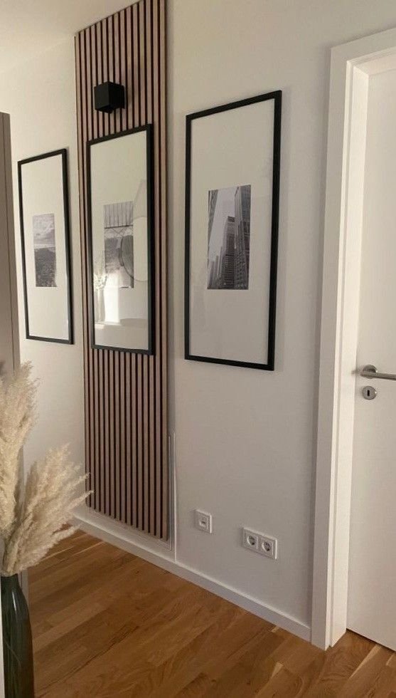 Corredor Moderno com Painel Ripado de Madeira e Espelho Alongado - detalhe