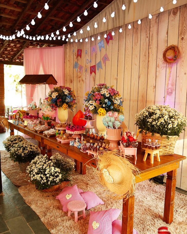 Mesa de Festa Junina Criativa: Louças Coloridas e Detalhes Temáticos - detalhe