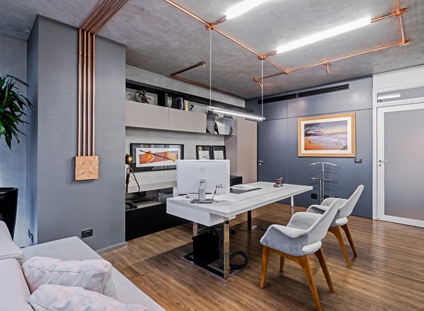 Estilo Industrial Moderno: Decoração de Sala de TV com Cimento Queimado e Tubulações Expostas - detalhe