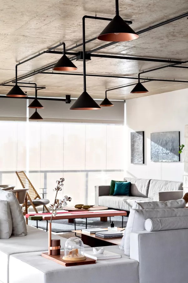 Industrial Elegante com Tubulações Expostas e Iluminação Estratégica - detalhe