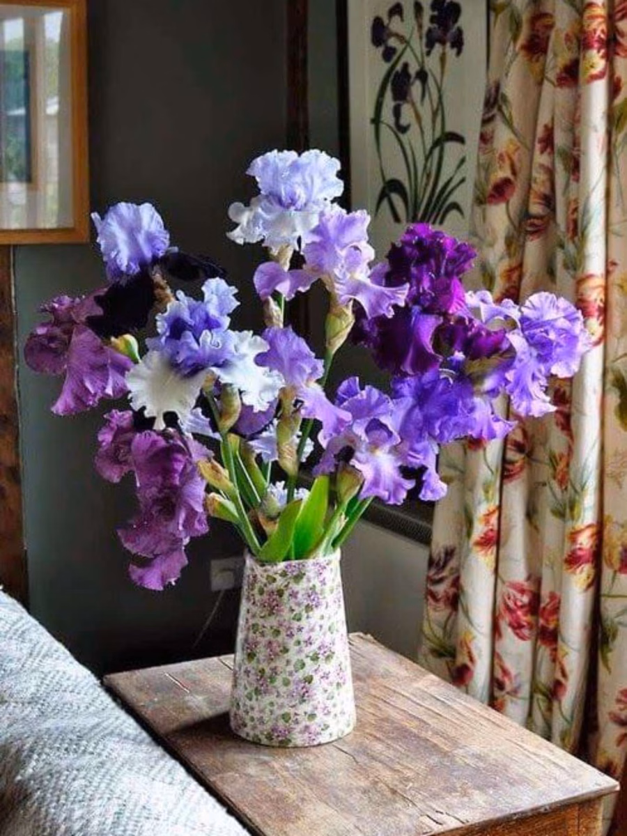 Rústico e Aconchegante: Flores Roxas em Cestos de Vime! - detalhe