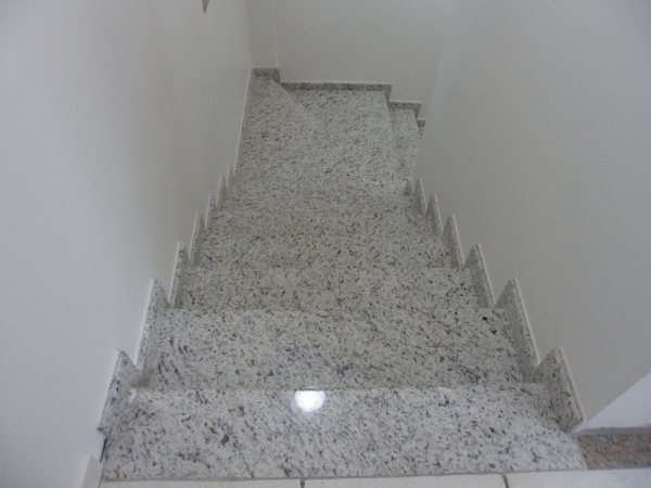 Escada Imponente com Degraus em Granito Branco Dallas e Guarda-Corpo em Vidro - detalhe