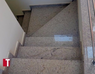 Escadas Imponentes com Granito Branco Siena: Luminosidade e Sofisticação - ideia