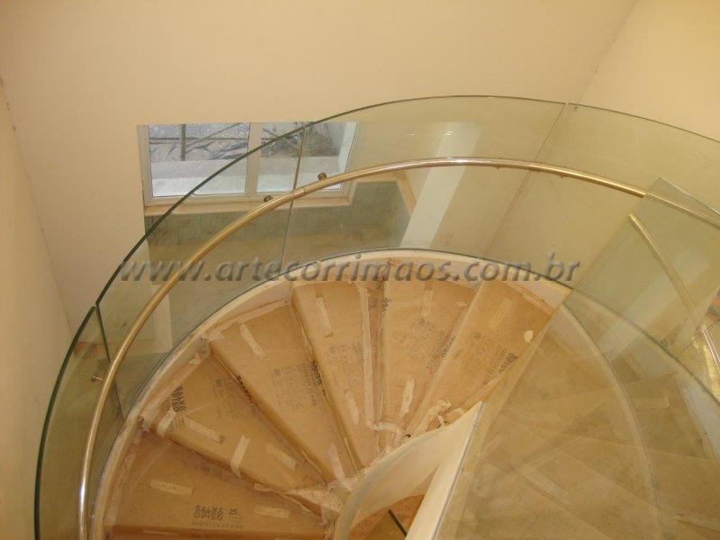 Guarda Corpo de Vidro Curvo: Uma Escultura Transparente na Arquitetura - detalhe