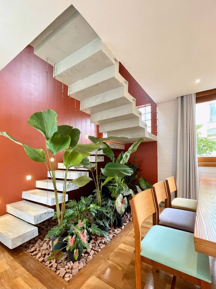 Elegância Clássica com Azaleias e Mobiliário de Ferro - ideia