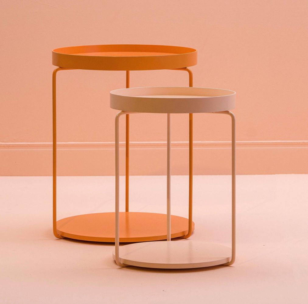 Mesa Lateral Colorida com Objetos Garimpados - ideia