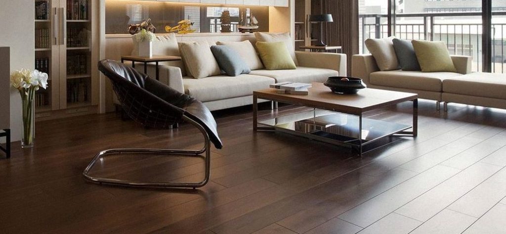 Impacto Visual: Piso Laminado Escuro para Salas de Estar Sofisticadas - inspiração