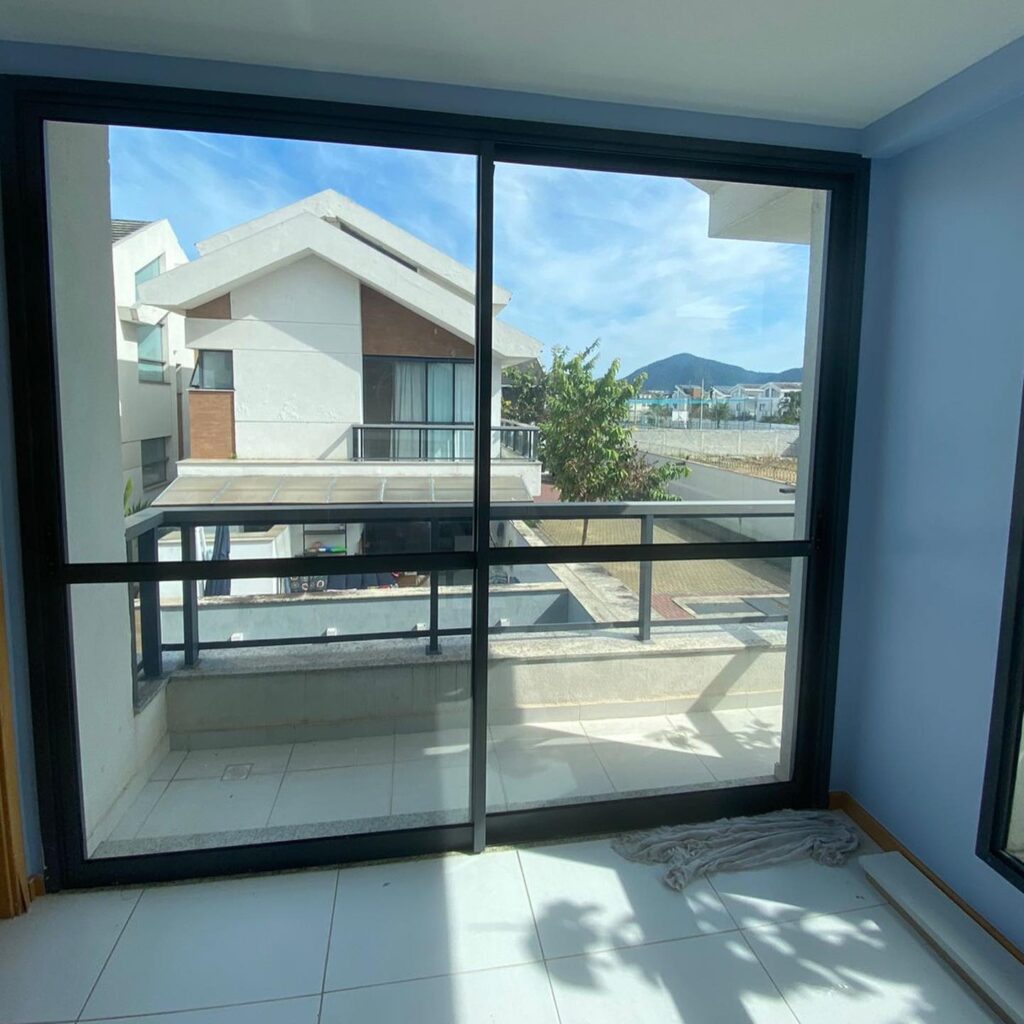 Porta de Correr de Vidro com Película Decorativa: Privacidade com Estilo - detalhe