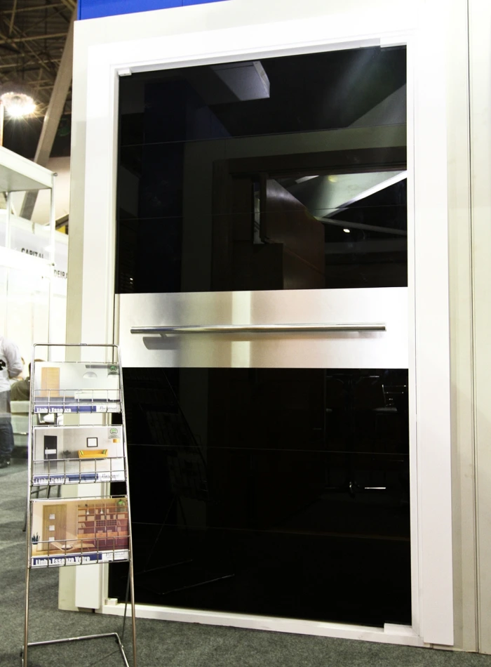 Porta com Espelho: Amplitude e Sofisticação - detalhe