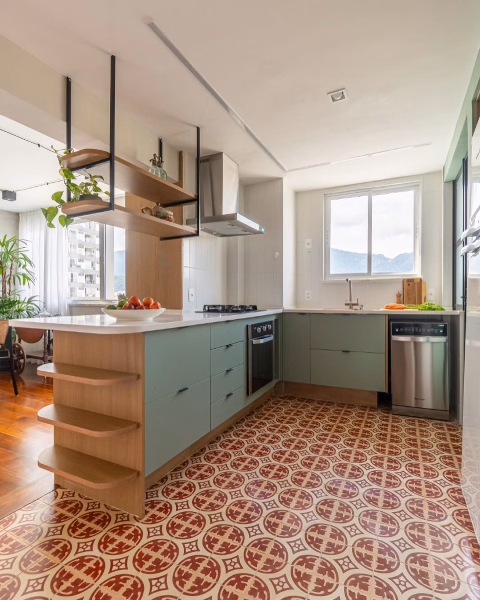 Cozinha Charmosa com Azulejos Hidráulicos - inspiração