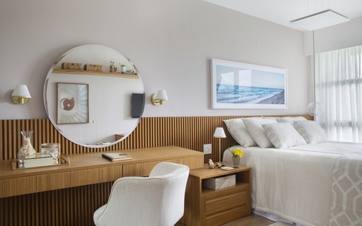 Quarto Moderno com Painel Ripado e Espelhos Ampliadores - detalhe