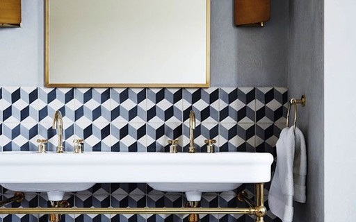 Revestimento Criativo com Azulejos Hidráulicos: Detalhes que Contam História - ideia