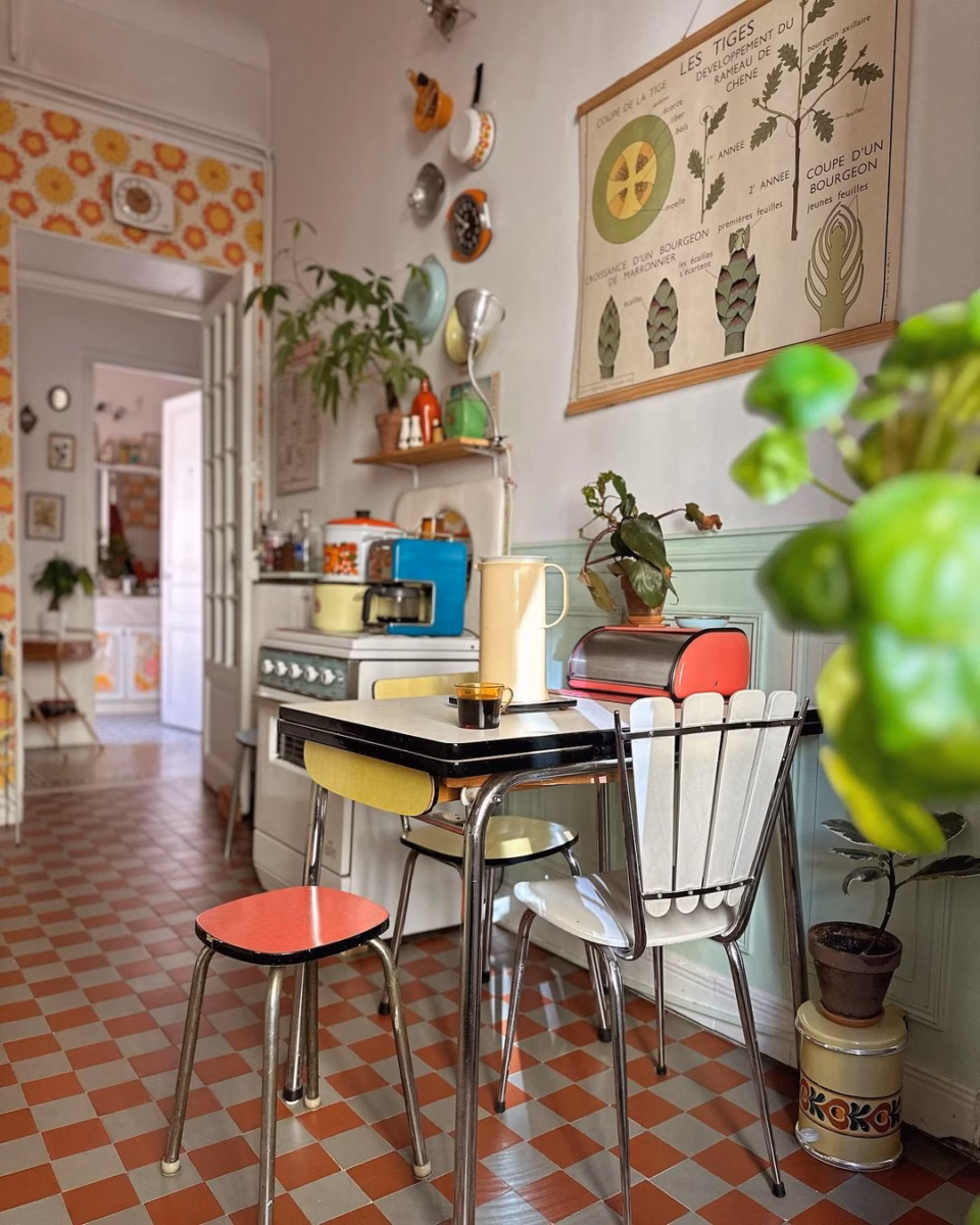 Cozinha Vintage Repaginada: Azulejos Retrô e Eletrodomésticos com Design Clássico - detalhe