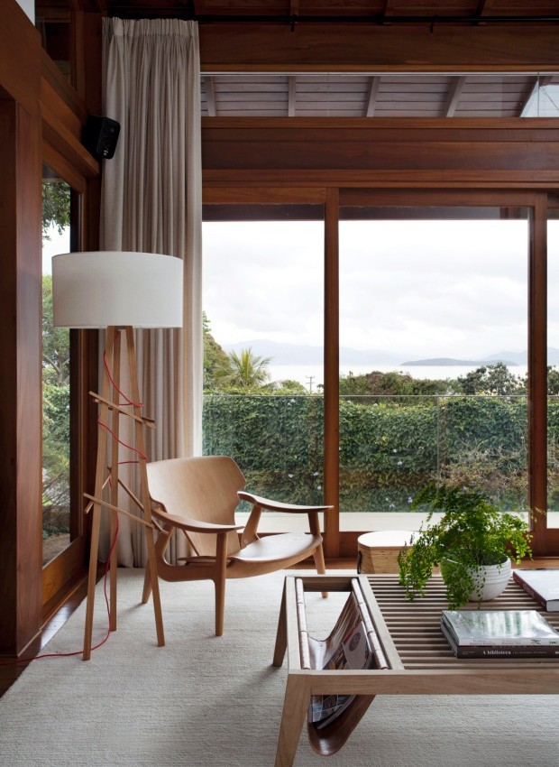 Sacada de Vidro com Detalhes em Madeira: Conforto e Aconchego - ideia