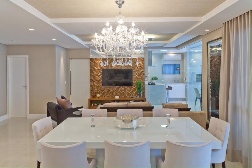 Sala de Jantar Clássica com Lustre Imponente - ideia