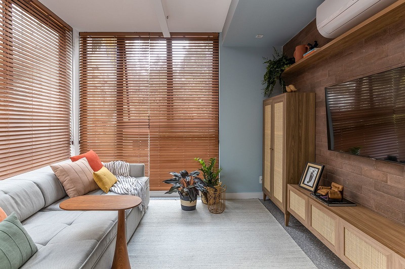 Sofá Cinza e Painel Ripado de Madeira: A Combinação Perfeita Para Um Living Sofisticado! - inspiração