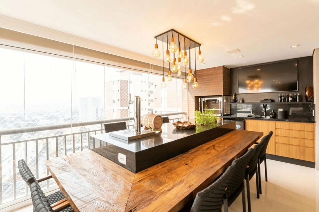 Varanda Gourmet Decorada com Iluminação Indireta e Plantas Pendentes: Relaxamento e Charme! - inspiração