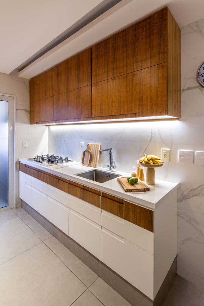 Armário de Cozinha Planejado com Detalhes em Rattan: Leveza e Sofisticação Natural - ideia