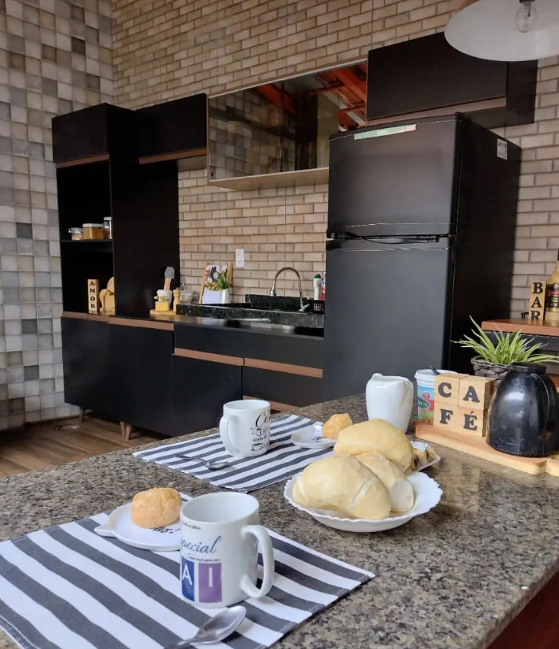 Em Madeira Rústica com Acabamento Natural: Aconchego e Elegância Campestre - detalhe