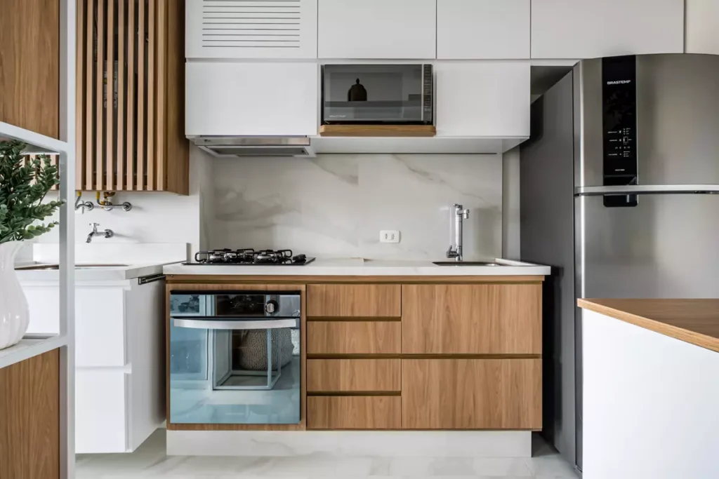 Bancada de Cozinha com Frontão Integrado: Elegância e Proteção Unificadas - ideia