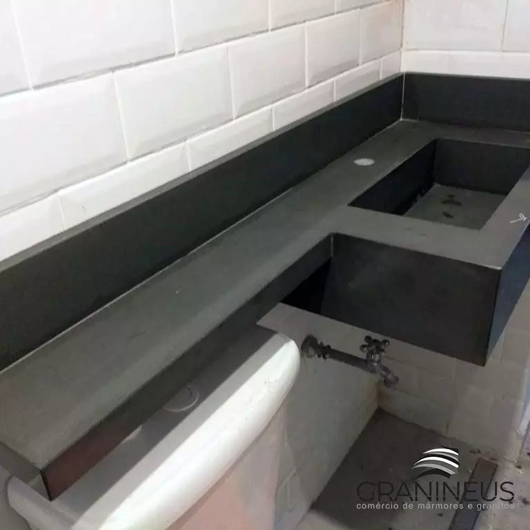 Granito Preto São Gabriel: Um Clássico Atemporal com Cuba Esculpida - detalhe