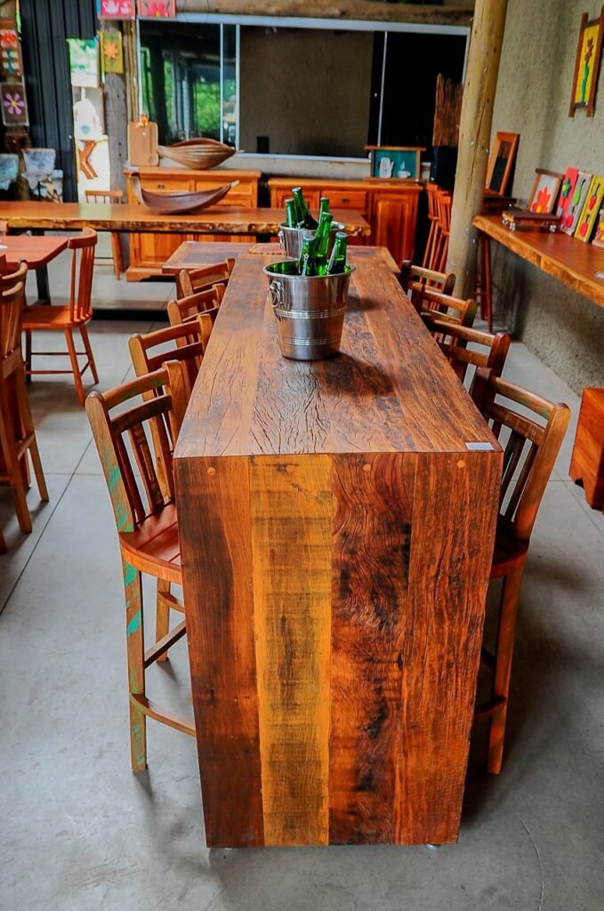 Bancada de Madeira Rústica Com Detalhes Que Contam História - inspiração