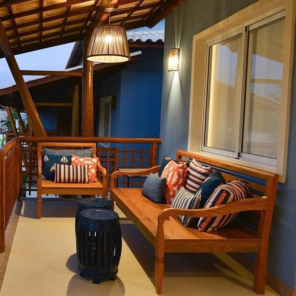 Banco de Varanda Aconchegante com Almofadas Coloridas e Mantas - inspiração