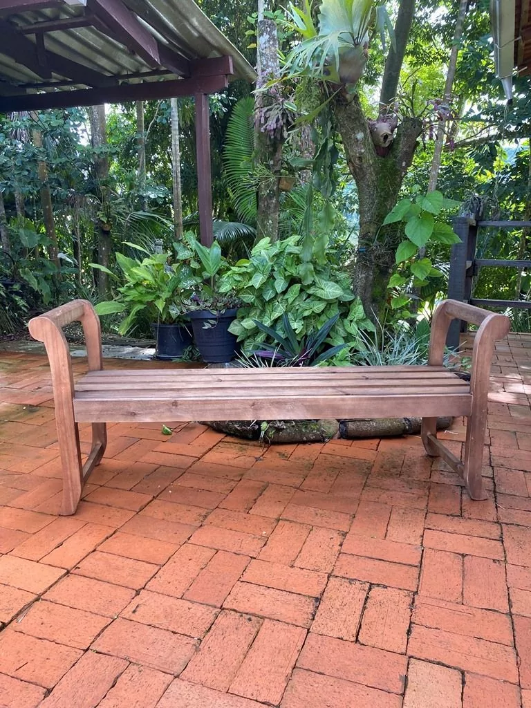 Banco de Varanda Rústico em Madeira de Demolição: Charme e Sustentabilidade - inspiração