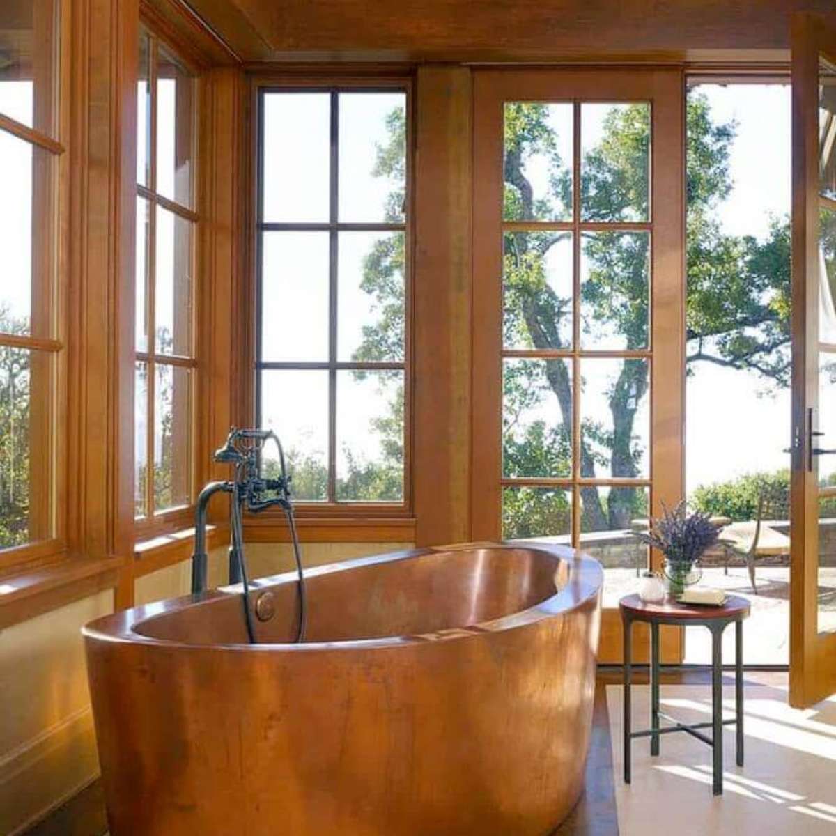 Banheira de Imersão com Toques de Cobre: Elegância e Modernidade - inspiração