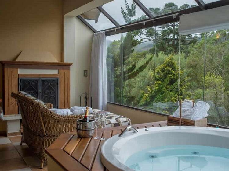 Banheira com Vista Panorâmica: Relaxamento nas Alturas - inspiração