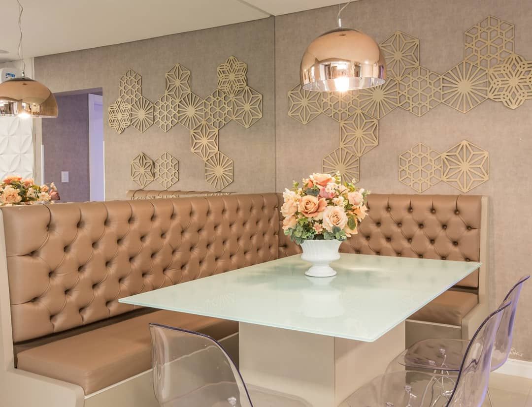 Canto Alemão Aconchegante com Estofado Floral e Almofadas Coloridas - inspiração