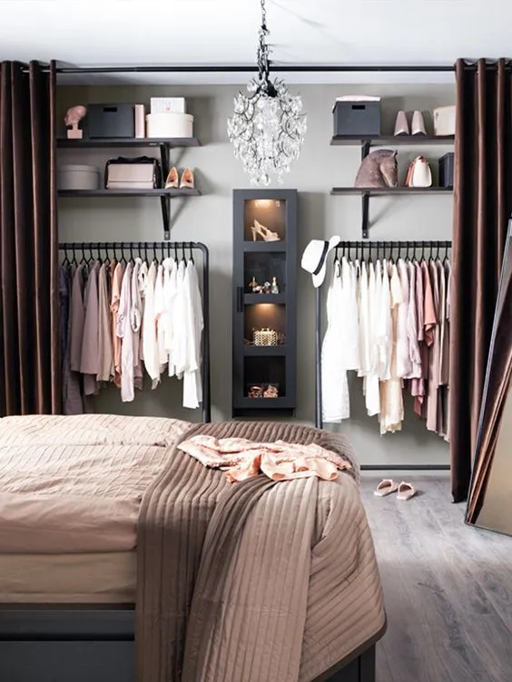 Closet Compacto com Cortinas Estilosas: Charme e Economia! - ideia