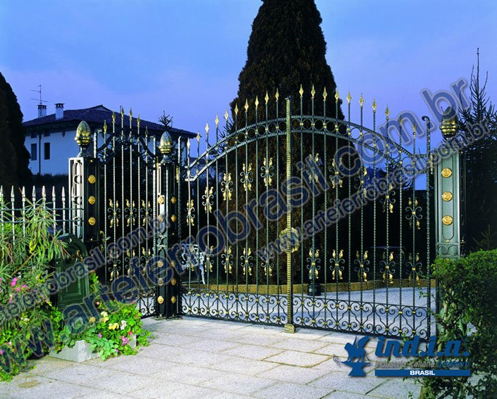 Portão Desempenado com Detalhes em Ferro Forjado: Elegância Clássica - detalhe