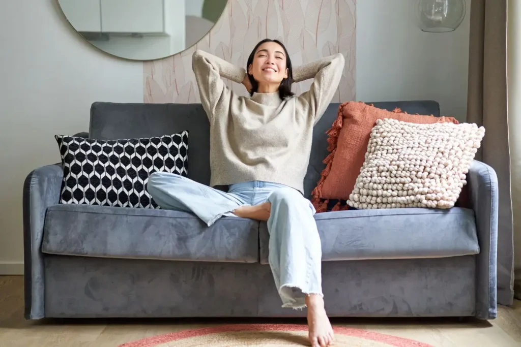 Sofá Modulado Cinza com Detalhes em Metal: Modernidade e Versatilidade! - ideia