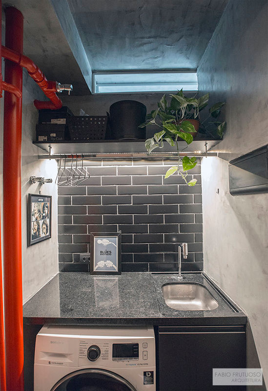 Lavanderia Compacta com Toque Industrial e Tubulação Aparente - inspiração