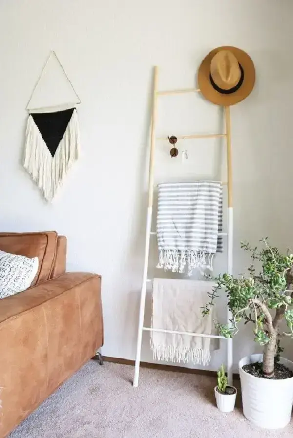 Escada Decorativa Multifuncional: Charme Rústico e Versatilidade no Seu Quarto - ideia