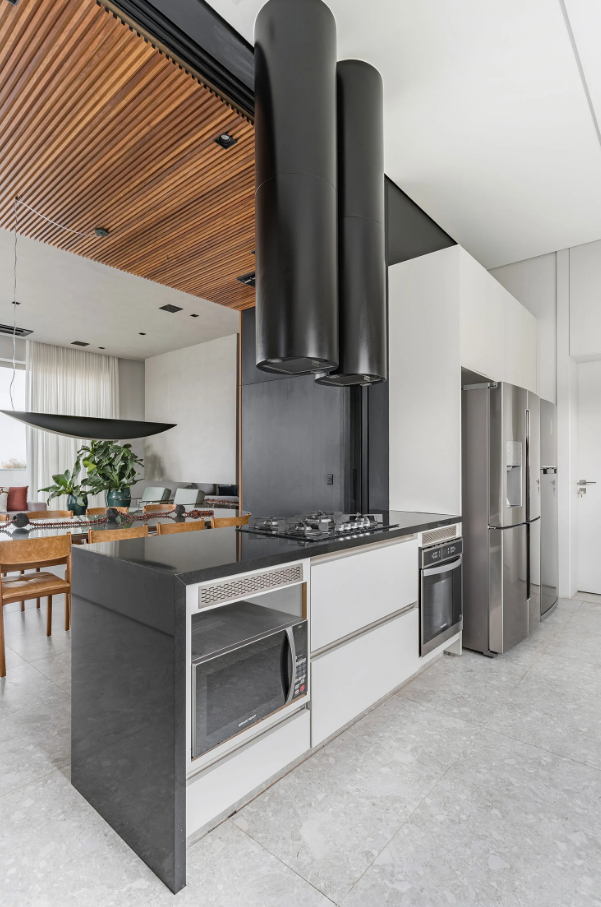 Cozinha Integrada com Ilha Central e Detalhes Industriais - detalhe
