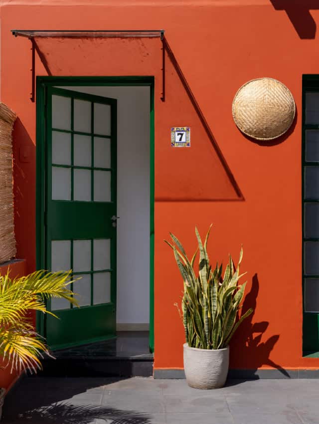 Fachada Vibrante com Tons Quentes e Detalhes Artesanais - inspiração