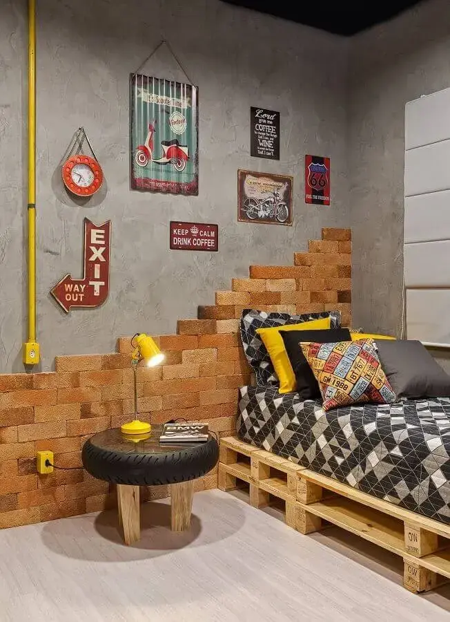 Quarto Masculino Industrial com Concreto Aparente e Acento em Cobre - detalhe