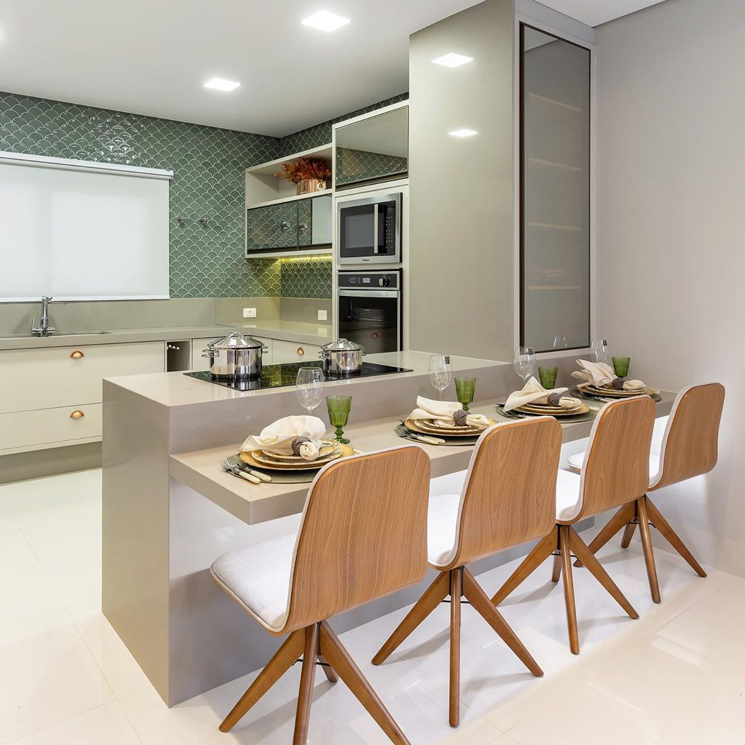 Ilha Compacta com Revestimento em Ladrilho Hidráulico Colorido: Alegria e Personalidade para Espaços Pequenos - inspiração