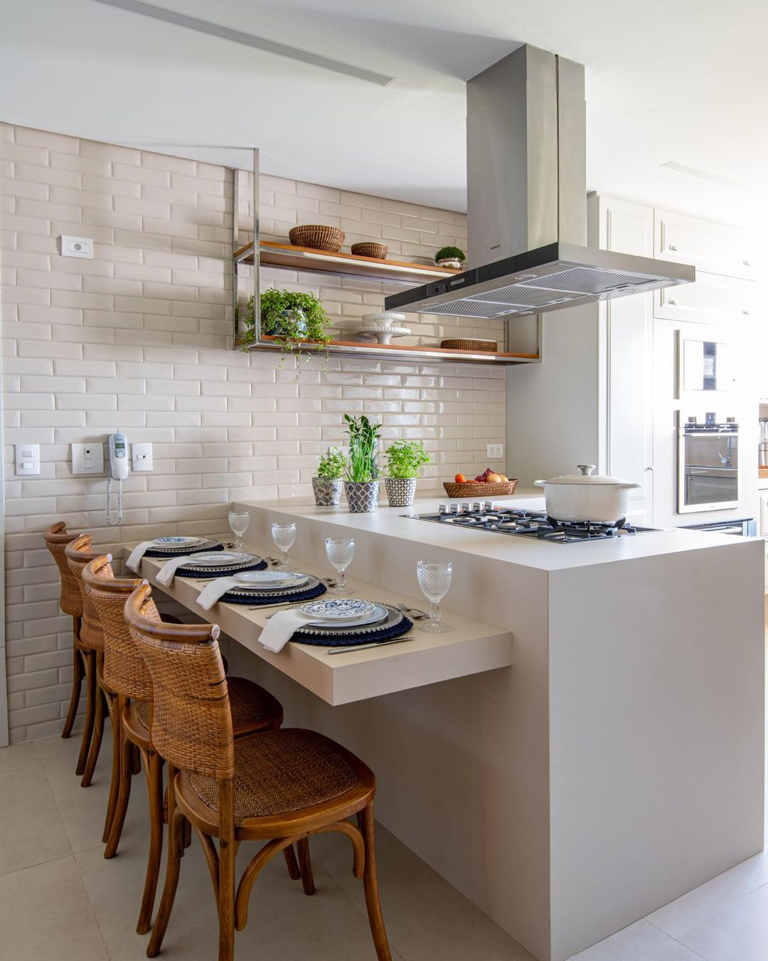 Cozinha Americana com Ilha Revestida em Tijolinho: Integração Perfeita - detalhe