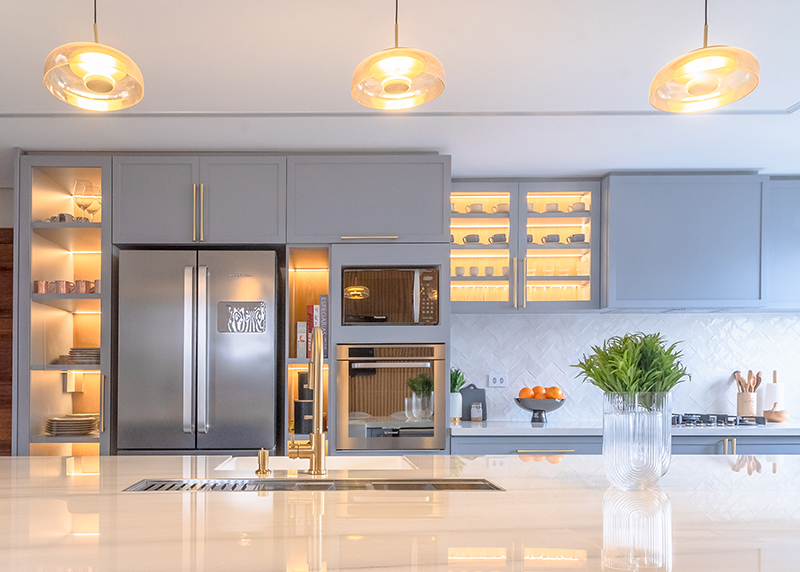 Cozinha Compacta com Torre Quente em Tons Claros e Iluminação LED - inspiração