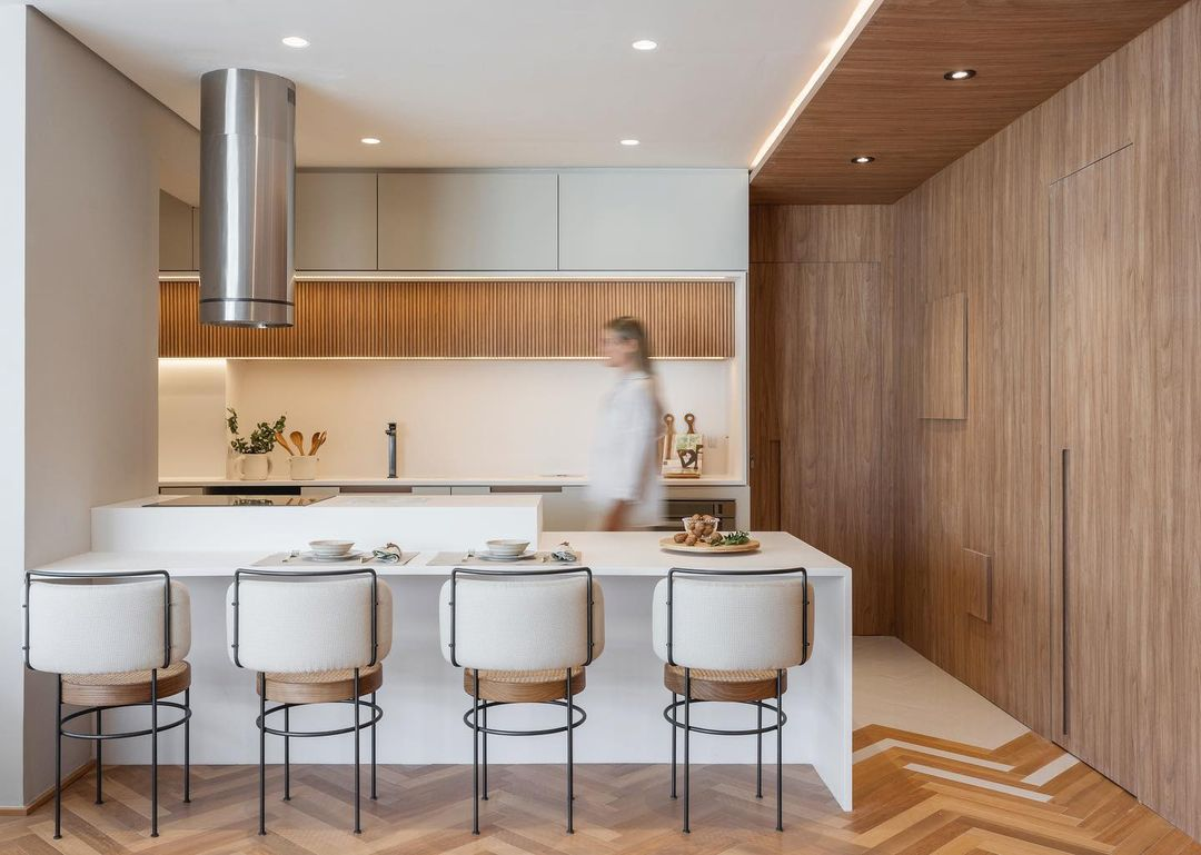 Cozinha Corredor Minimalista com Detalhes em Madeira Clara - inspiração
