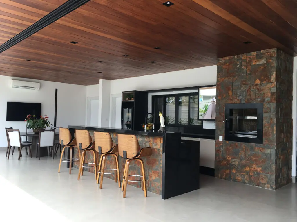 Com Revestimento Amadeirado: Elegância e Conforto Natural - inspiração