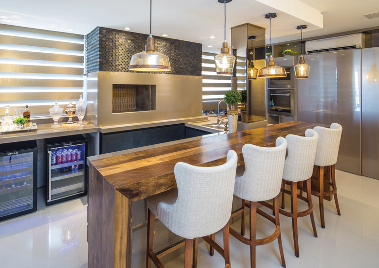 Cozinha Moderna com Iluminação Linear e Detalhes em Cobre - inspiração