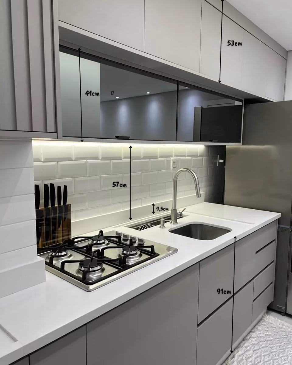 Com Iluminação Estratégica Sob os Armários - inspiração